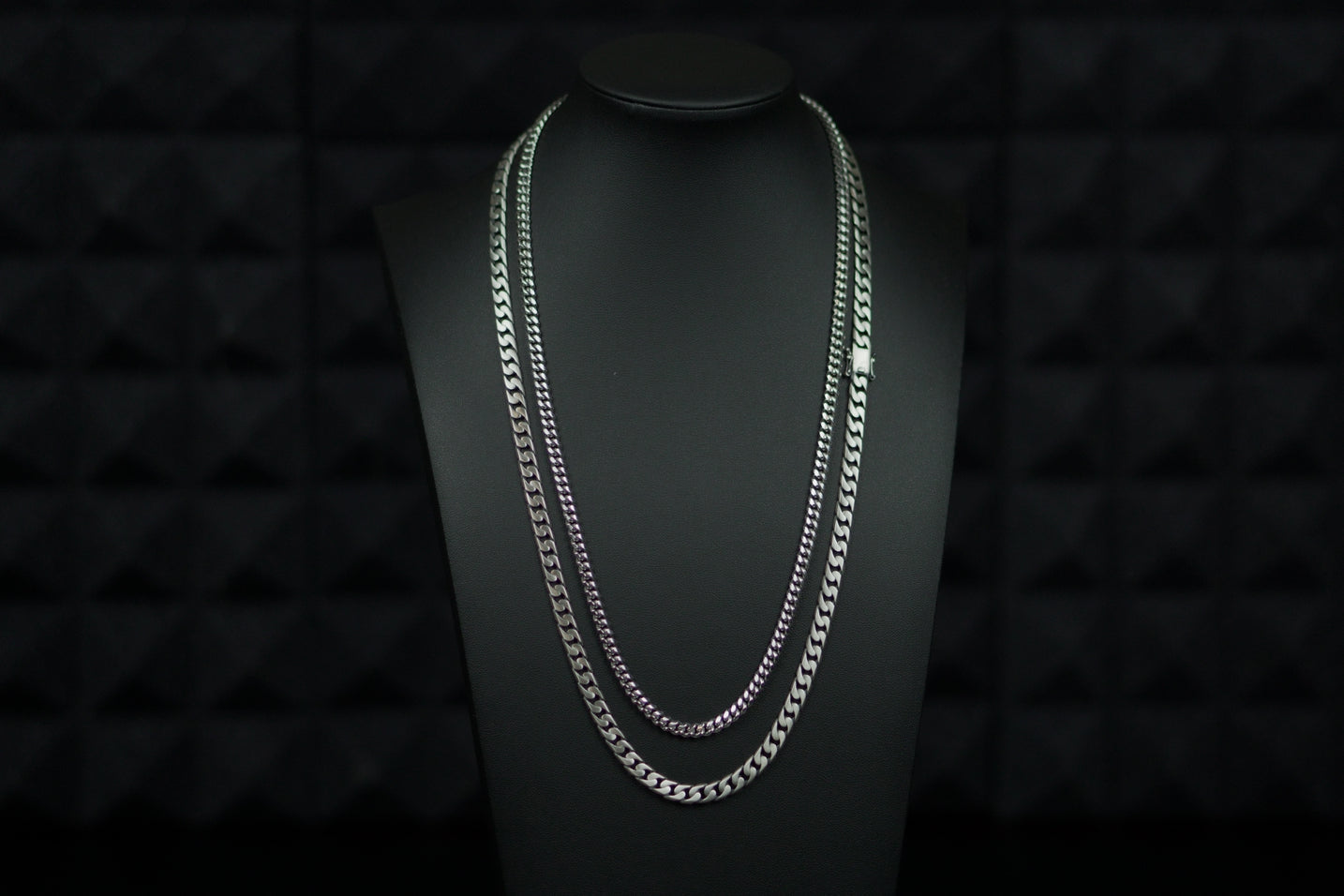 An exploration of how chain width impacts jewelry style, featuring bold and narrow chain designs.