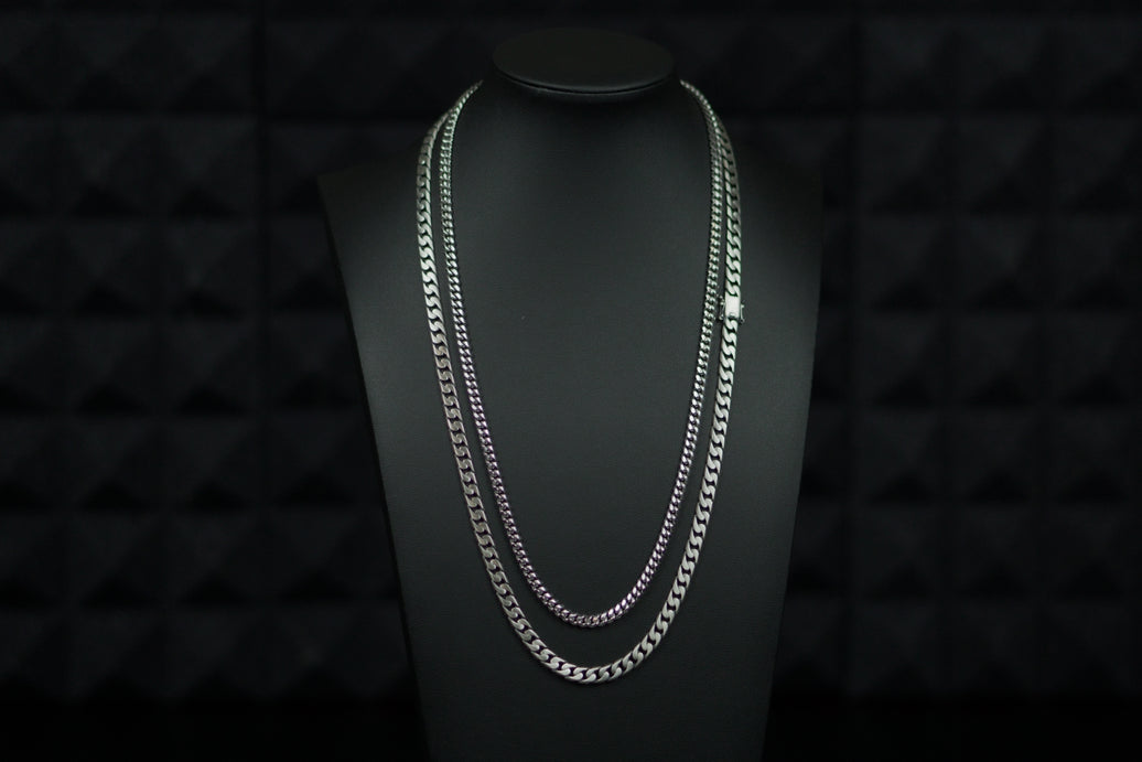 An exploration of how chain width impacts jewelry style, featuring bold and narrow chain designs.